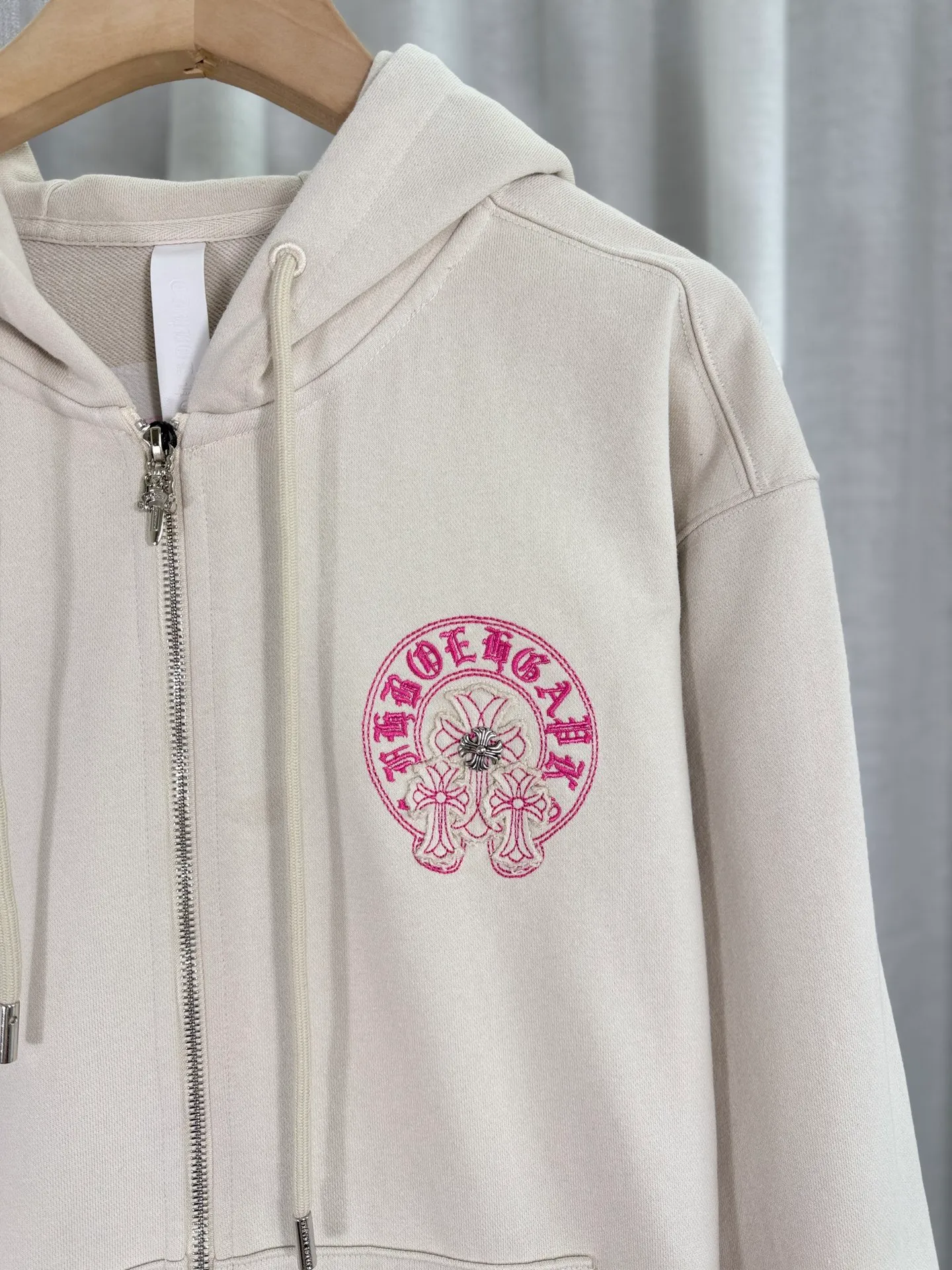 P340 top version, real shot without P, ​​different from market currency) 𝗖𝗵𝗿𝗼𝗺𝗲 𝗛𝗲𝗮𝗿𝘁𝘀/Cro Heart 2025 washed patch embroidery autumn and winter new original single counter American laser patch 3D three-dimensional color embroidery couple casual cardigan sweatshirt 👑The highest version! Customized fabric 480g tripe terry fabric! American acid-washed and distressed original fabric, laser burning + patch embroidery, exquisite embroidery of letters! The best-selling model in the counter, very comfortable to wear. Accessories: original molded and authenticated collar label➕100% silk wash label. Genuine purchase-grade original hangtag➕matching hanging rope➕3D hanging beads➕original packaging bag. Craftsmanship: The original version has consistent wiring! The highest version of the armhole matching technique! Color: Apricot Black Size: S M L XL Style Number: 25-319